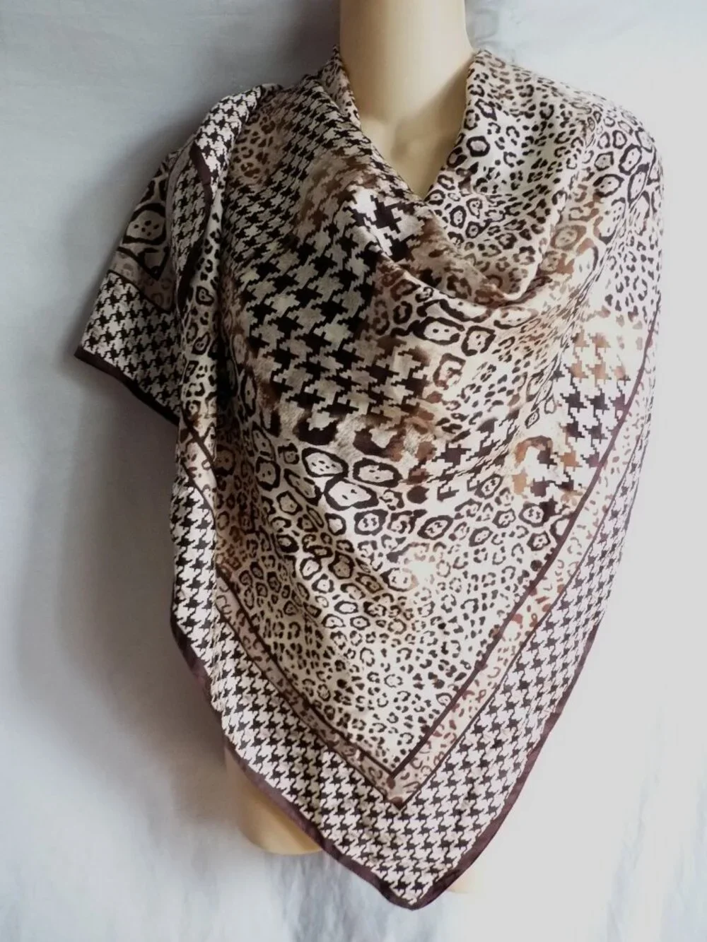 OSCAR DE LA RENTA ANIMAL PRINT SILK SCARF 35X35